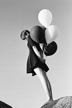 短发美女iPhone4s黑白色写真手机壁纸http://www.kutoo8.com/