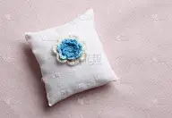 有钩针花的舒适枕头