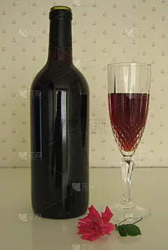 一杯和一瓶红酒和红玫瑰