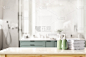 陶瓷洗发精，肥皂瓶和毛巾在柜台上的浴室背景。桌面和复制空间
