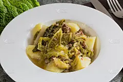 土豆炖白菜和碎牛肉