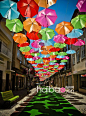 【旅游】遮掉毒辣阳光，装点缤纷夏日！一起来逛逛葡萄牙小镇Agueda上的“雨伞大道”吧_海报时尚网