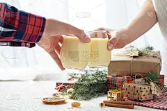 两杯，手里拿着蛋酒。圣诞甜点。甜冬鸡尾酒精选焦点