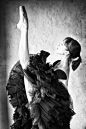 芭蕾舞，一种奠基在脚尖艺术的优雅舞蹈，舞者通过柔美地舞姿传递着无尽美感