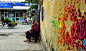 鱼罐头の美好视界    在香港和越南的街边，灰白的泛黄的斑驳墙上，突然多出了一片片七彩颜色的图案。这些图案的中间是几何形状的留白，旁边由密到疏的花朵、风车、小鸟等等小图案，是由不同颜色的六边形纸折叠而成，再黏到墙上去。这些独一无的作品，是法国艺术家 Mademoiselle Maurice 的折纸艺术装置“Urban Origami”中的一部分。