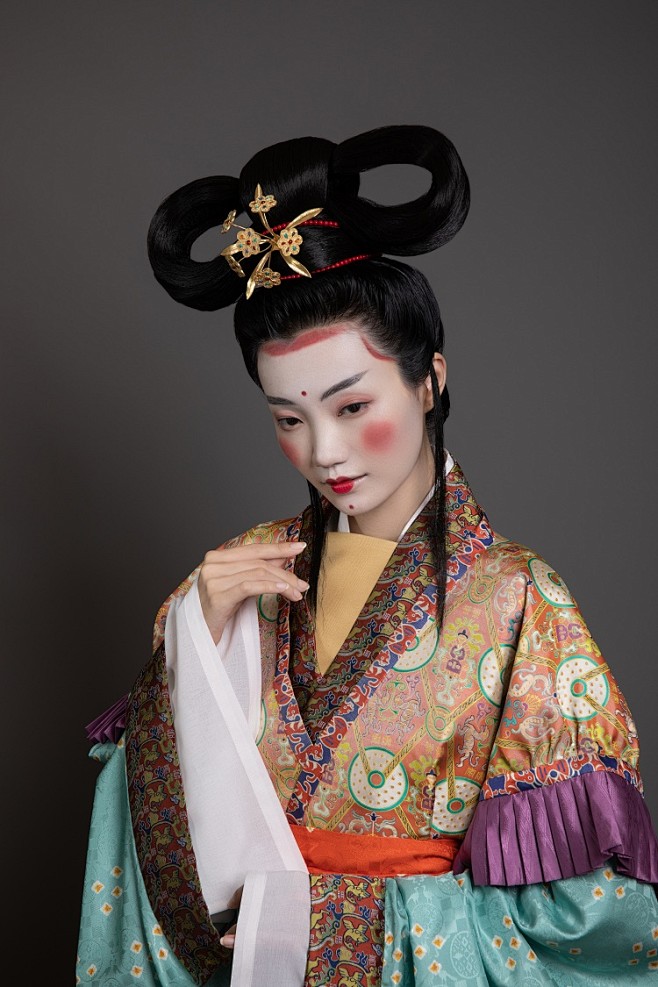 桑纈 【长歌行-魏晋】半袖襦裙盛装 魏晋时期的妆发在继承东汉高髻浓妆的基础之上，又发展出各式夸张的环髻、十字髻，以及不同涂染技法的胭脂、斜红等 ...