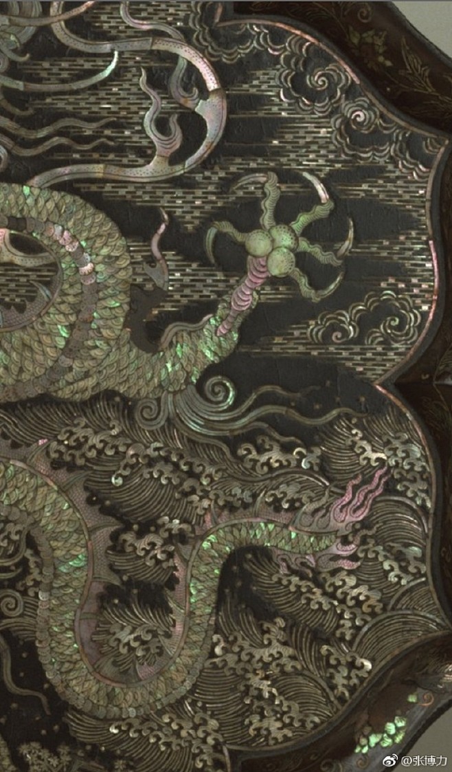 海水龙纹螺钿花棱盘。元代。东京国立博物馆...