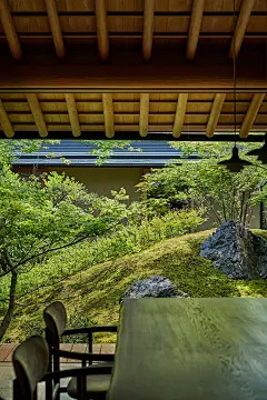 hiroshi nakamura &amp; NAP 在京都设计了一座围绕着庭院、带有神圣岩石的住宅