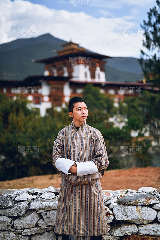 穿着不丹传统服装的亚洲人被称为Gho