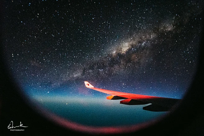 8.17，悉尼飞吉隆坡，半夜打开遮光板看了一眼，不由自主发出一声卧槽！第一次在那么高的地方看银河，真的好近好近。赶紧站起来翻相机。 参数如下：D4+1424，4秒，F2.8，ISO：12800 手持4秒曝光，左手紧靠玻璃，相机放在手臂上做稳定，倒计时自拍，同时右手用毛毯挡住反光区域。 对此图有任何疑问，请点击http://www.15yan.com/story/fTIHGVPmBIk/