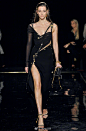 Versace现在走重回90年代黄金时期的路子还蛮吃得开的，前两天发布的2019早秋系列这些look，复刻重现当年的印花当年的廓形当年的妆发首饰等等都好好看，尤其是那条大名鼎鼎的别针裙，全新版本由Vittoria Ceretti演绎，美颜盛世！ ​​​​