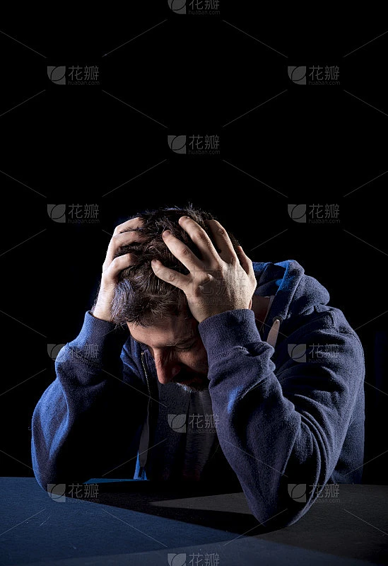 绝望的人承受着情感上的痛苦，悲伤和深深的沮丧素材-花瓣网