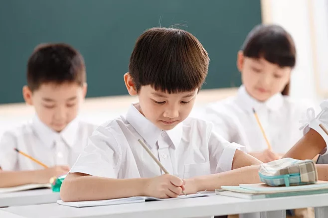 小学生在教室里上课图片下载