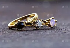 金戒指与钻石老铁背景微距拍摄