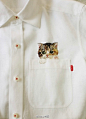 躲在衬衫里的喵星人。来自日本妈妈Hiroko Kubota为儿子的旧衣改造所创作的纯手工刺绣