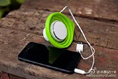 由aiia设计的SSSSSpeaker是一款可折叠漏斗扬声器，采用硅胶材质，可自由伸缩，折叠成冰球大小，便于携带。它能给手机提供3瓦的音量，以及8小时的外放时间。#求是爱设计#