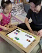 小车底下靠吸铁石和方向盘连接，卷轴底下加个小凸起，把吸铁石给挡开，就断开小车和方向盘连接了。