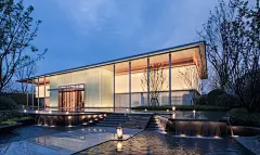 成都龙湖首开景粼玖序景观设计/蓝调国际 : 成都，一个包含历史传统，却又现代化的城市，自古以来均有天府之国的美名。“悠闲“、“自在”成为了成都的代名词。 ▲项目实景拍摄 ▲项目实景拍摄 项目位于成都市东三环，首开龙湖景粼玖序项目是龙湖入驻龙泉板块的首个项目。龙泉驿已有千年历史，坐拥龙泉山与青龙湖两大先天优势景源，山林为景，湖湾为粼，“龙”文化逐步提炼升华打造现代东方极享示范区。 以“龙”为源，以山水为脉，打造成都龙湖“景粼”式生活方式，对“...