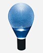 法国设计师 Arturo Erbsman 带来的一款新奇特创意水灯泡-Atmos Lamp。Atmos Lamp的底座其实相当于是个小小的蓄水池，里面的水在灯的作用下会不断蒸发，然后又在玻璃灯泡上由不断结成水珠，从而制造出一种朦胧、梦幻的视觉效果。