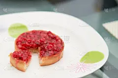 经典的红莓蛋挞放在金色的盘子上，还有复制空间