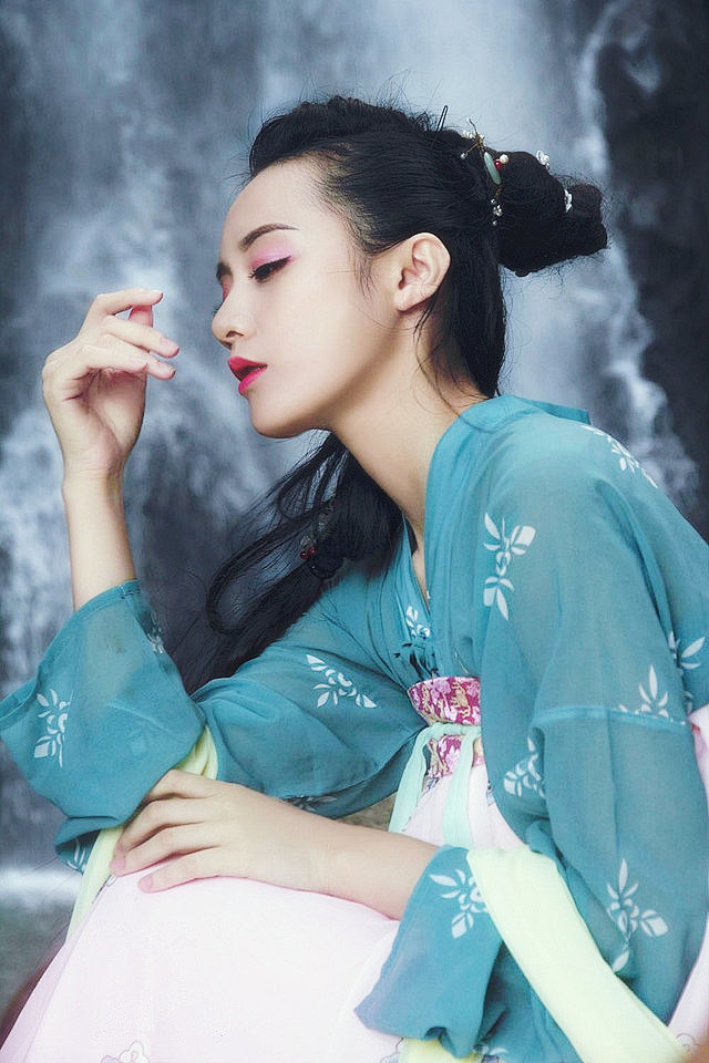 笔序兰亭，怎可新笺填旧墨。 
酒斟明月，...
