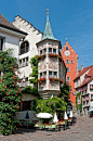 Meersburg, Germany。德国康斯坦茨梅尔斯堡。 梅尔斯堡（ Meersburg ）的名字意味着“湖边的小镇”。 19世纪巴登公爵买下后改建成艺术村。除了展示中世纪风貌的博物馆之外，还开辟了女诗人威斯特法伦的贵族之后安内特·冯·德罗斯特－许尔斯霍夫生前写作和居住的房间。山顶的老城堡也是德国最古老、保存最完整并仍有人居住的古堡，它与小城同名为“梅尔斯堡”。