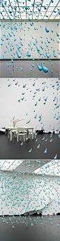 1500滴巨大雨粒漂浮洛杉矶当代艺术博物馆（MOCA），作者 | 瑞士艺术家Urs Fischer。