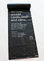 麦当劳：我们接受现金、信用卡和易拉罐付款
“年轻人通常都是又爱扔垃圾又穷”，这就是麦当劳的洞察。
这样看来，用垃圾当钱就是最适合年轻人的路数了。于是，campaign在瑞士音乐节率先启动。街头竖起印有广告的黑色回收袋，你可以扯下一个拎着它去捡易拉罐。“10个易拉罐换一个汉堡，20个换芝士堡，40个换巨无霸”，举手之劳，美化城市，还有免费汉堡吃，一般人可能会碍于面子，但如果有环保做借口，瞬间就毫无障碍了呢！再说了，你不是穷么……