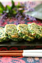 如何做野菜素蛋饼的做法（早餐菜谱）