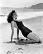 #复古女郎##黑白照片#黑白照片欣赏，好莱坞著名女演员艾娃·加德纳 更多查看：http://t.cn/8FZkeKC