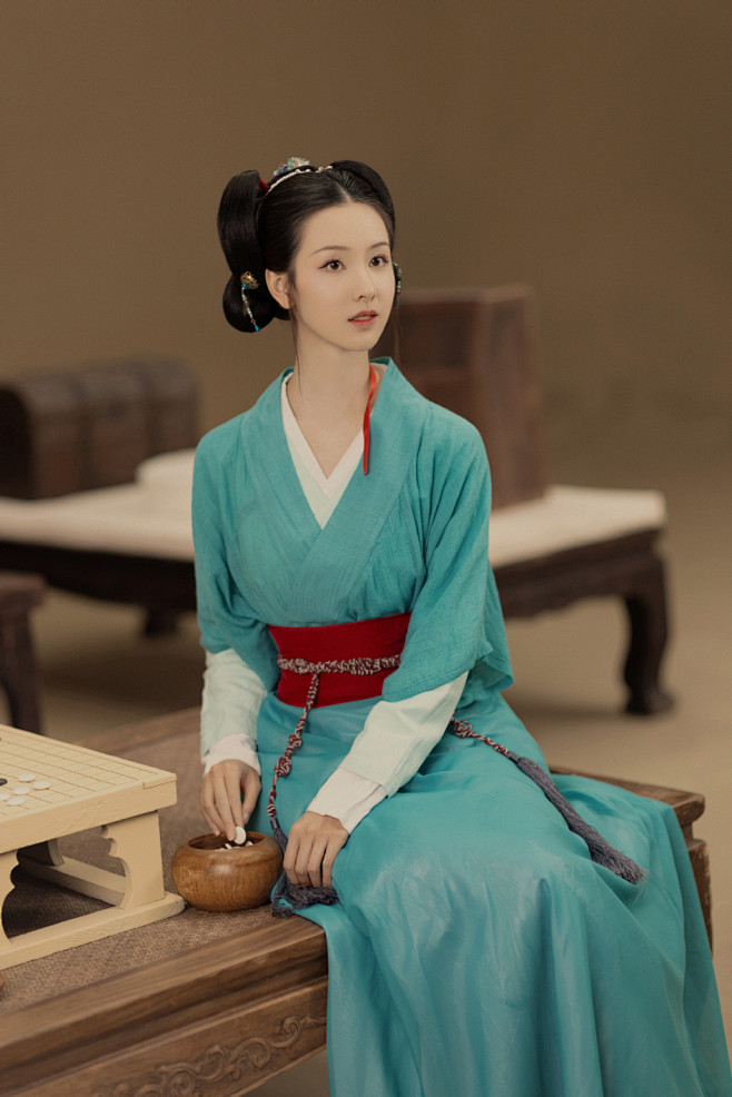 陈都灵古风侍女装扮，宛若画中人，古朴温雅气质写真美图 - 搜优图片网
