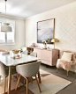 生活在华盛顿的室内设计师 Jen Farr 钟爱柔和的粉色，她将淡粉与灰白等中间色相搭配，营造出温暖放松的家居氛围。 ​​​​小伙们们可以参考哦
