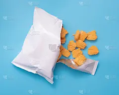 玉米泡芙零食开袋包装上的蓝色背景