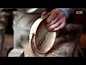 Robin Wood 是一位英国车木大师，曾出版过一本研究木碗历史的书『The Wooden Bowl』，视频是他工作过程记录。