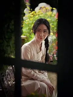 艺术者赵樱乔：“百年巨匠”美术策划，用岩彩画宗教童话，作品被艾美奖导演收藏 : 耐心点，文末有惊喜哦！~ 平静祥和的小僧人 敬畏生命 拥抱四季 看到这些作品不禁好奇 背后的创作者是什么样的人 能做出有如此神奇文化色彩的作品呢？ 本期为您介绍 【艺术者】认证艺术家赵樱乔 这位90后的女画家毕业于伦敦艺术大学 看她个人履历的话会发现 她与生俱来的天赋和才华作品更是获奖颇丰 以下为赵樱乔部分获奖参展经历： 首届中国插画艺术展，入会资格作品。 第二届Pebeo 创意绘画大赛“一等奖”...
