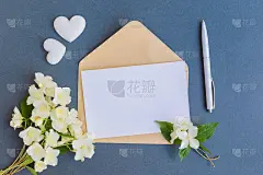 白色贺卡和信封与白色茉莉花模型