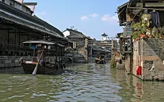 江南古镇静谧小河里的乌篷船唯美诗意风景高清桌面壁纸下载（1）