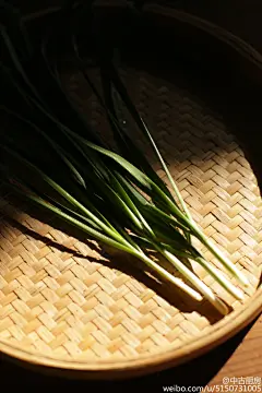 #不时不食# 年味正浓，而初春之味正新。过年的最后一天：正月初七，这个年尾巴也正好赶上了立春。一把小葱，两瓣大蒜，几根韭菜，一捆茼蒿，两片芥菜，立春食五辛，这些味道正好是新味，好来解腻，吃个新鲜。O不时不食 | 年味里的最后一道菜：立春日之五... ​​​​