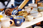 陶瓷餐具，餐具、 瓮维尔纽斯复活节市场上销售。立陶宛首都年度传统工艺品交易会召开每年三月在老城的街道上