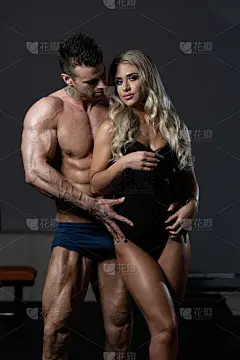 年轻的运动健康的高加索夫妇摆姿势