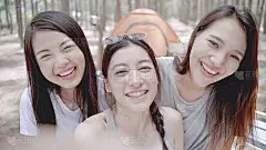 亚洲女性快乐群体朋友快乐微笑自拍照片与相机和自拍时，旅行和露营