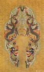 （图一 ）明宣宗涉猎图 过肩双龙，双龙头在前龙尾在后，见（图二）与（图三）对比， 所见过肩龙最窄64.5×112cm与此褂形制相符，（图四）整体纹样。见（图五）为方领 （图六）纹样留有方领制式。 ​​​​