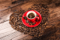 用咖啡豆组成的心形与咖啡