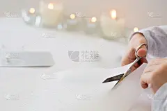 孩子的手握剪刀的特写照片，剪纸，创建圣诞纸折纸，手工制作圣诞日历