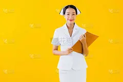 肖像美丽的年轻亚洲妇女泰国护士显示空白板