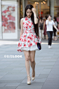 #美搭# 成都太古里街拍：LOOK搭配：印花公主蓬蓬摆连衣裙，日系甜美风！