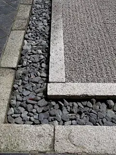 碎石明沟收边 · 景观中的细节美_排水 : 碎石明沟经济美观的首选 碎石明沟常见于道路两侧及小型铺装广场的周边，不仅在功能上起到排水的作用，同时碎石也起到铺装收边装饰作用。 碎石明沟收边是在景观中较为常见一种排水方式，不仅经济而且也可以设计的…