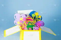 生日快乐手工弹出纸制贺卡。明亮的明信片与3D纸图的礼盒与生日蛋糕，礼物，气球和烟花内在蓝色的背景。本