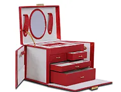 莎士丹

位置：一期1C004
品类：家居饰品
风格：现代
品牌简介
　　莎士丹国际（香港）有限公司成立于1998年。连锁经营模式，成立时尚收纳用品研发中心，拥有意大利设计师领衔的专业研发团队，并与欧美多家品牌公司10多年合作开发。涵盖时尚收纳：首饰盒 手表盒 化妆盒等；居家收纳：纸巾盒 遥控器盒 垃圾桶 斗柜钱包等；个人收纳：名片包 钱包 化妆镜 旅行背包 洗漱包等；办公收纳：桌面文具 文件夹 文件柜 书报架等。
