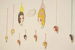 木偶走天涯｜化作动漫版的人物形象，可爱可亲，再转化为生活中的装饰品，这便是生活的艺术，创意是创作的最大特色，生活是创意的源泉。头像陶瓷饰品，别针，装饰相框，项链坠子，勺子等，手巧描画着人物的不同表情，神态，将人物情景化，非常呈现出生活的人物现状，以上是韩国陶瓷设计师MinLee的陶瓷作品《人物》。转自/木偶走天涯http://www.moonou.com/11340.html